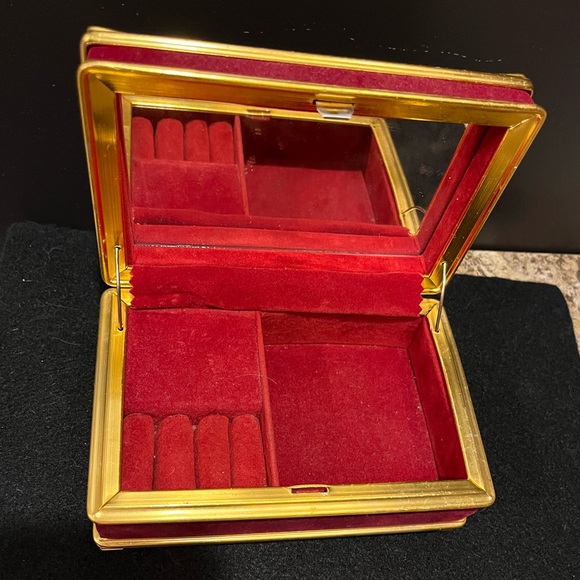 Vintage Red Velvet Musical Jewelry Box with Gold Trim - Picture 4 of 15
